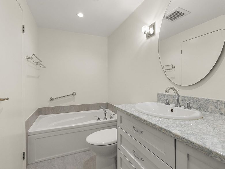 202 1551 Mariner Walk