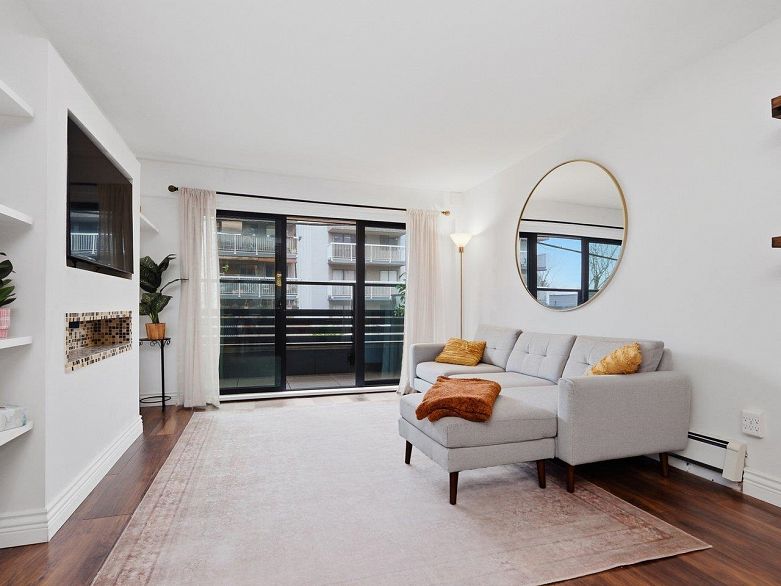 216 1549 Kitchener Street