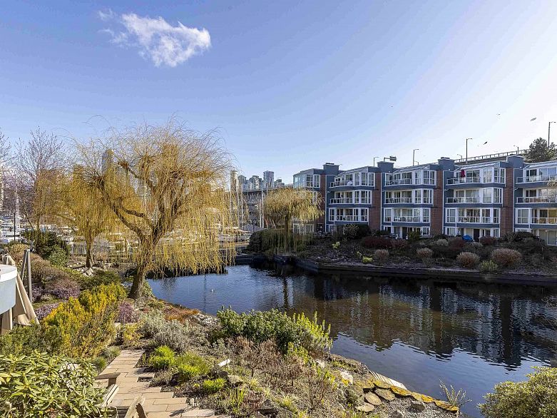 202 1551 Mariner Walk