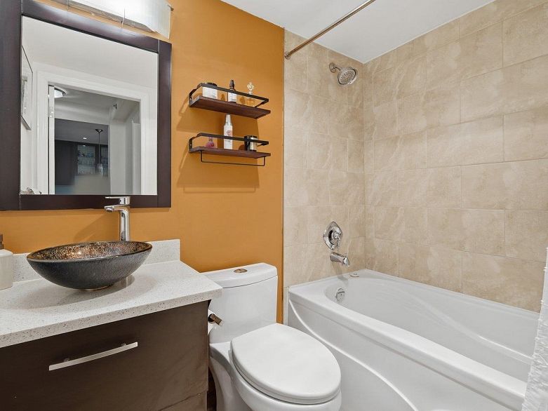 216 1549 Kitchener Street