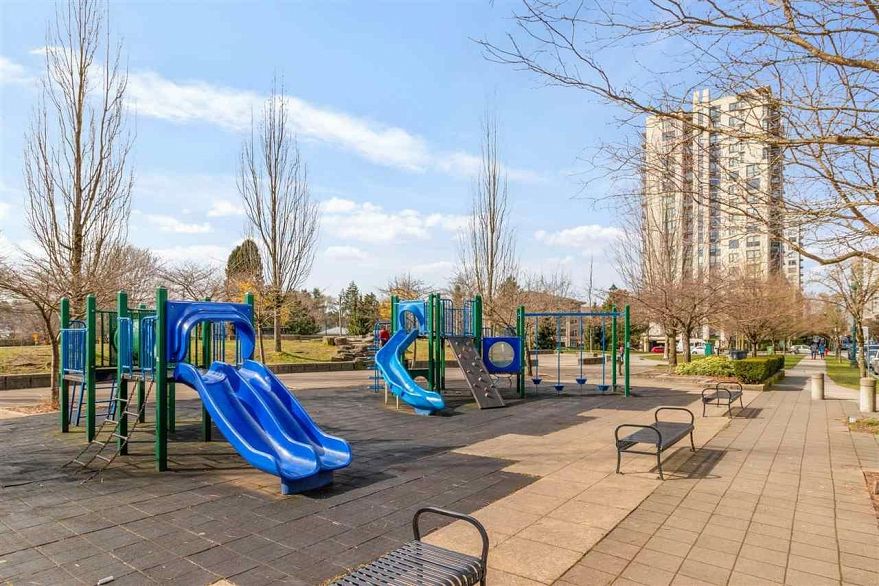 1001 3455 Ascot Place