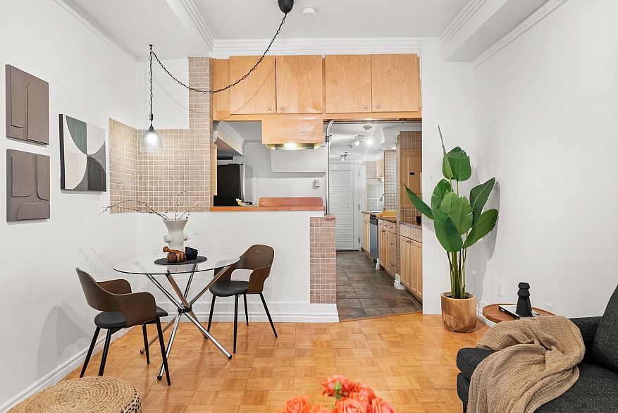 B5 238 E 10th Avenue