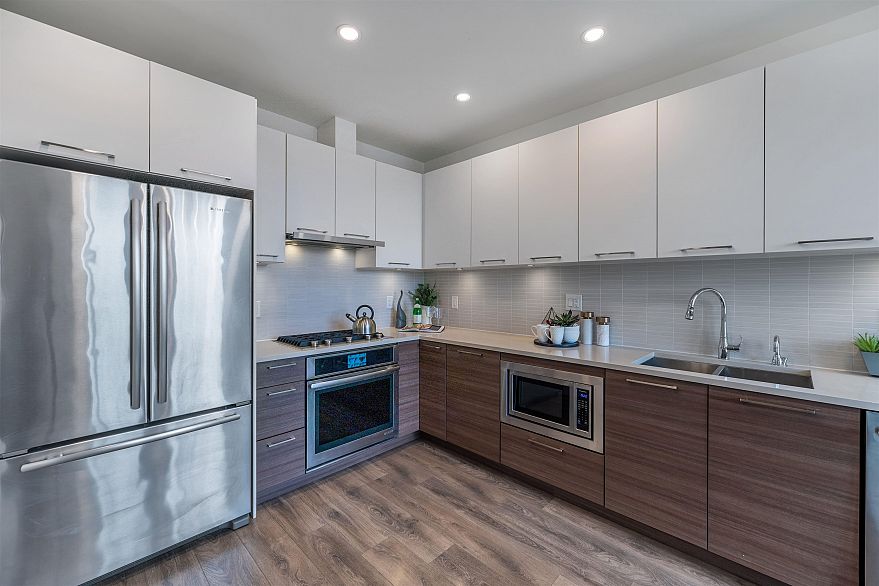 1 8599 River District Crossing