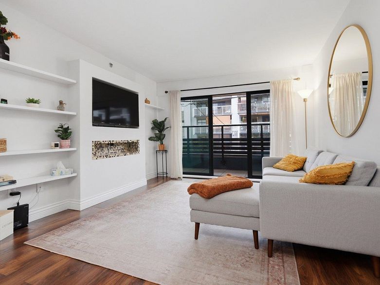 216 1549 Kitchener Street