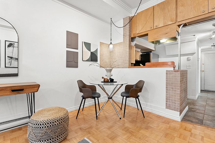 B5 238 E 10th Avenue