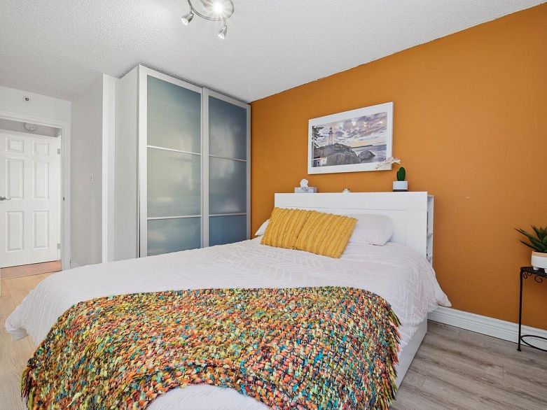 216 1549 Kitchener Street