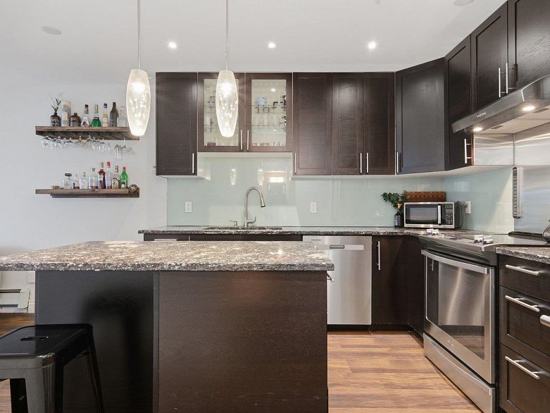 216 1549 Kitchener Street