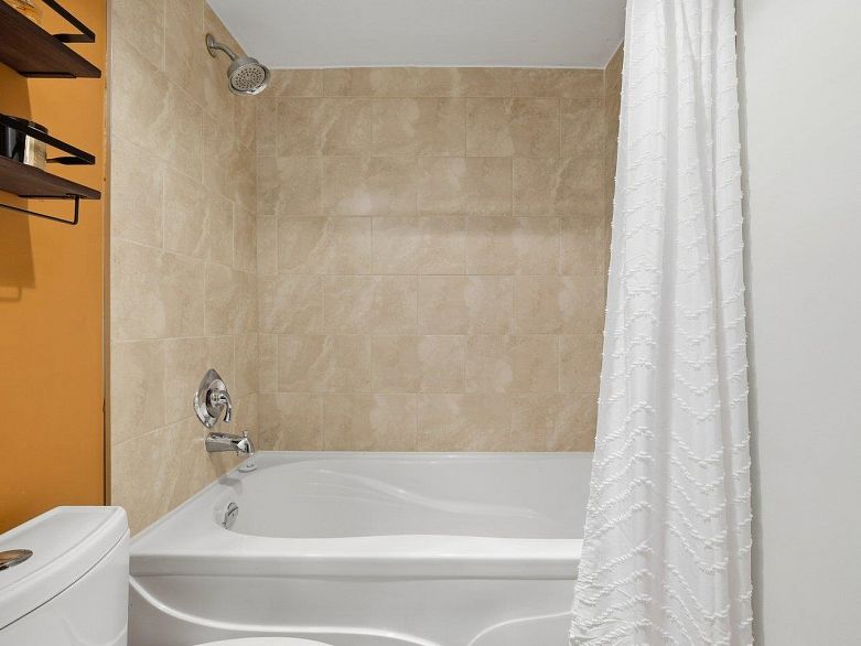 216 1549 Kitchener Street