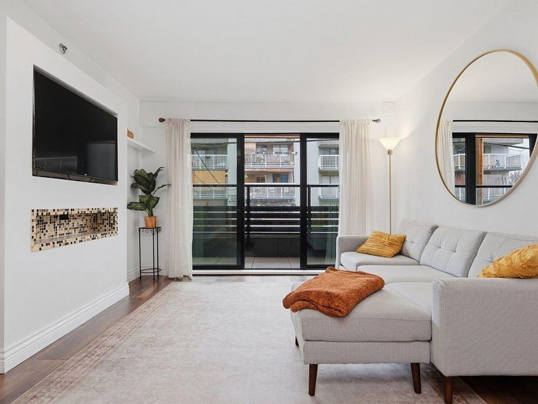 216 1549 Kitchener Street