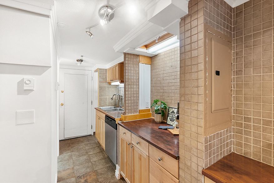 B5 238 E 10th Avenue