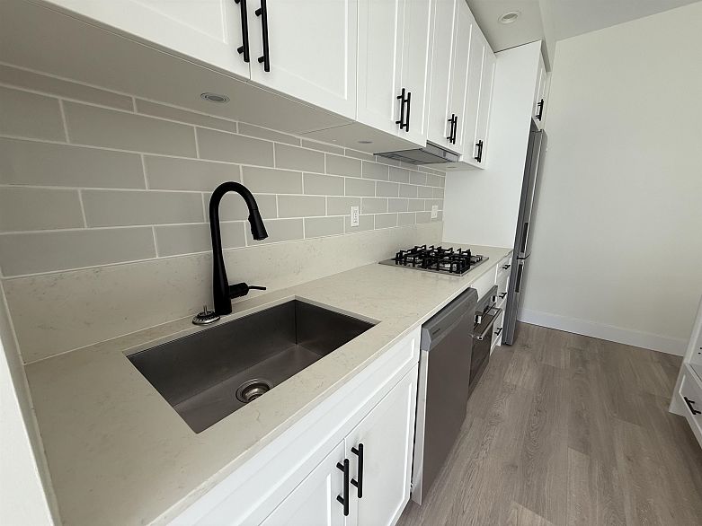 208 626 Alexander Street