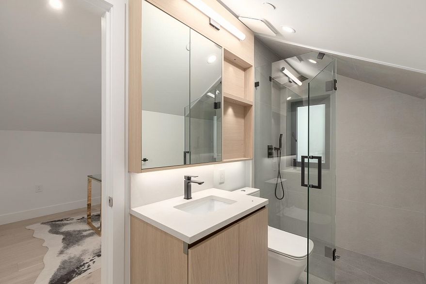 1 3186 W 11th Avenue