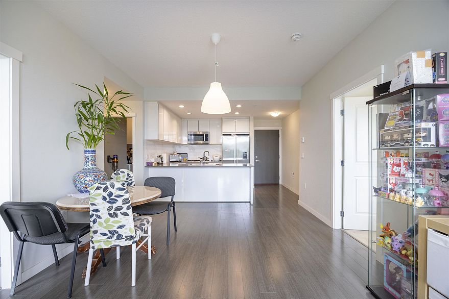 406 3263 Pierview Crescent