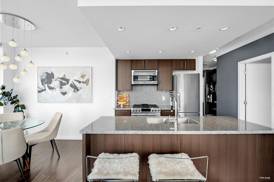 909 1708 Columbia Street