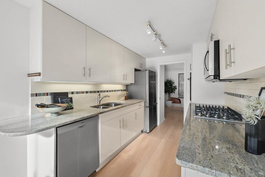 207 5760 Hampton Place