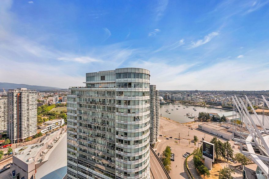 3201 111 W Georgia Street