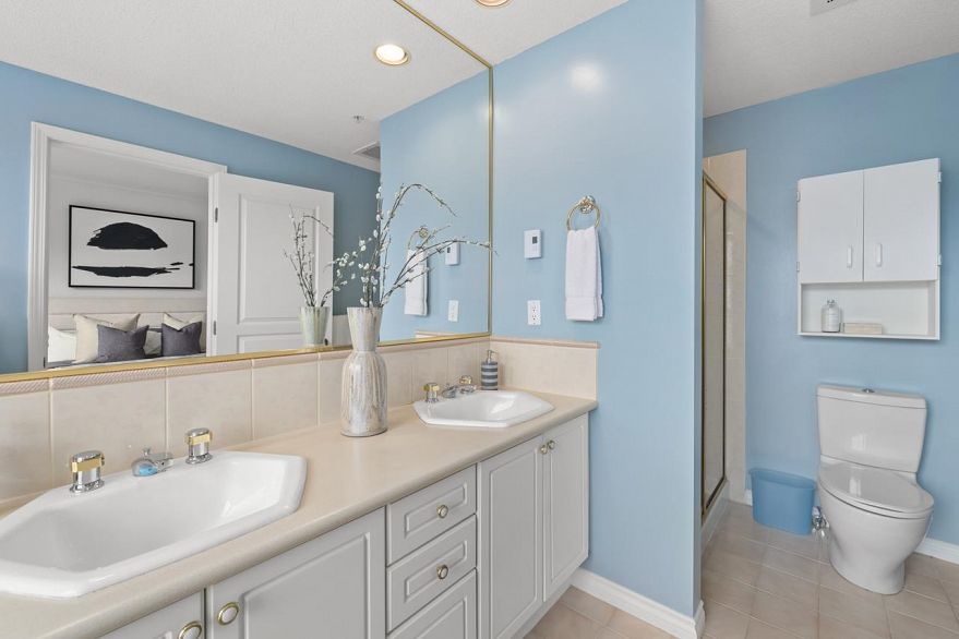 207 5760 Hampton Place