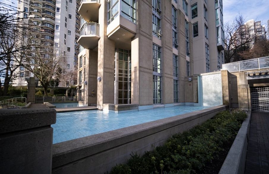 806 1005 Beach Avenue