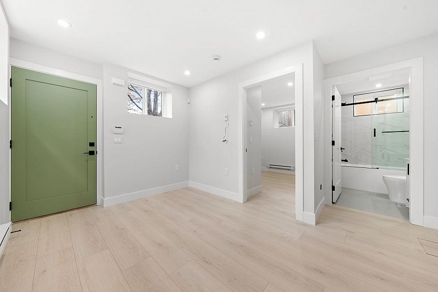 1 3274 E 44th Avenue