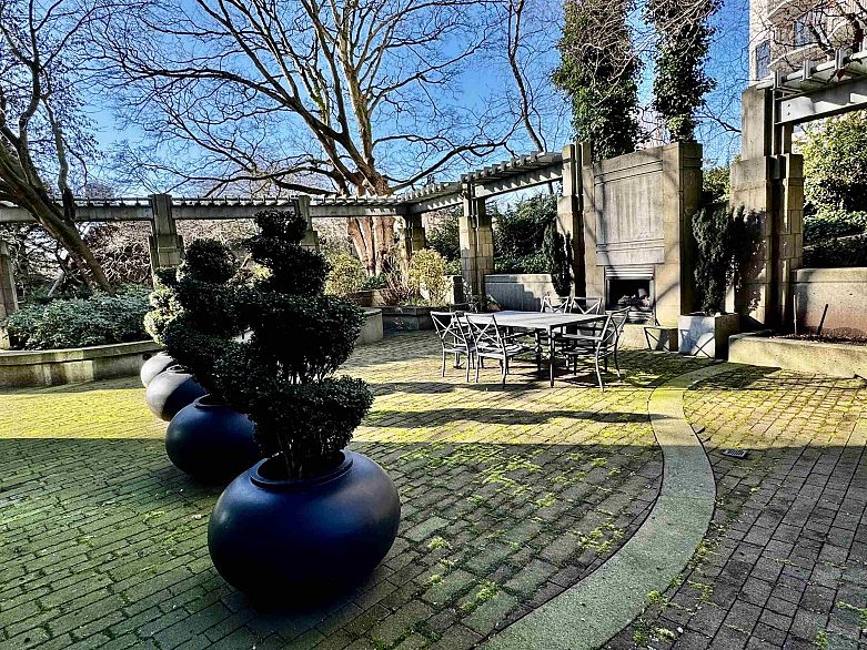 806 1005 Beach Avenue