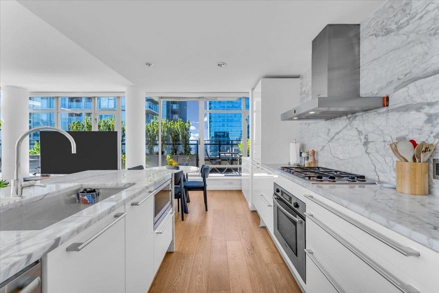 2602 788 Richards Street