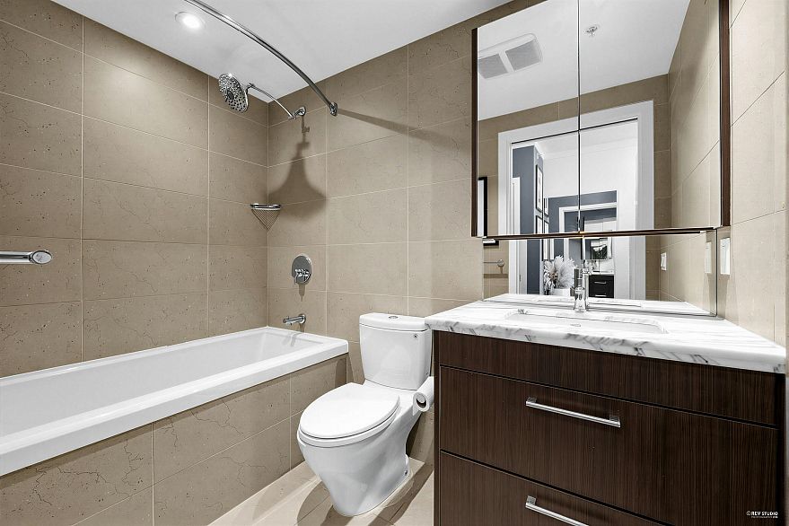 909 1708 Columbia Street