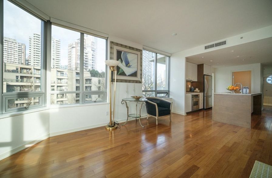 806 1005 Beach Avenue