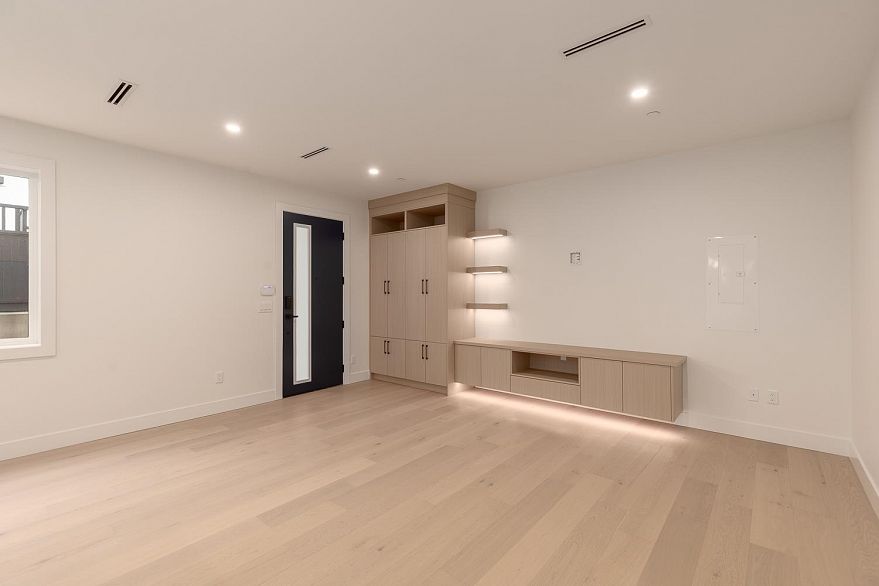 1 3506 E Pender Street