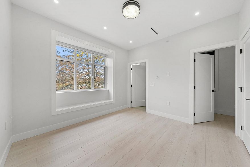 1 3274 E 44th Avenue