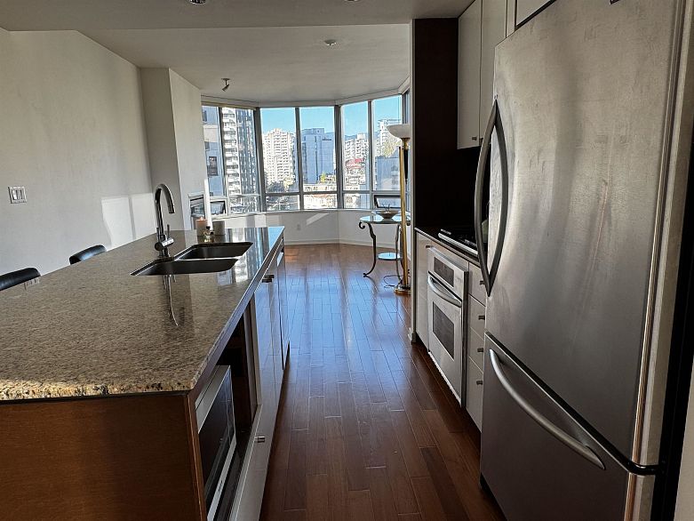 806 1005 Beach Avenue