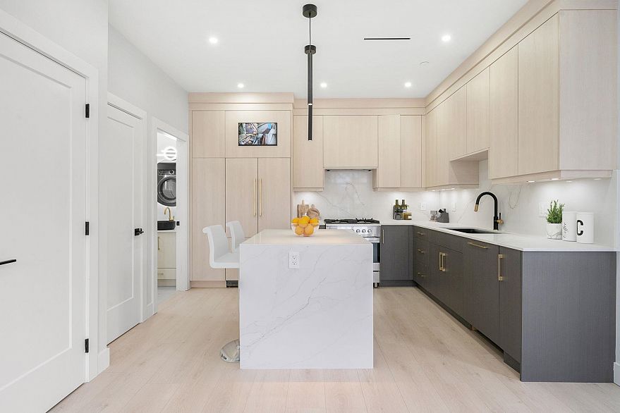 1 3274 E 44th Avenue