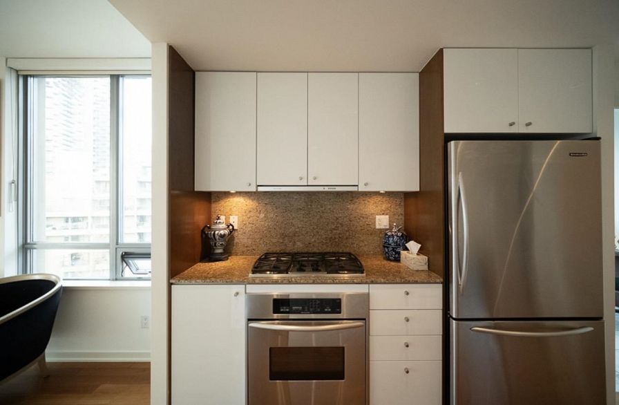 806 1005 Beach Avenue