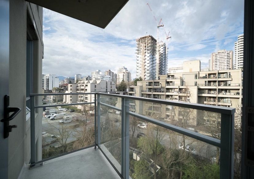 806 1005 Beach Avenue