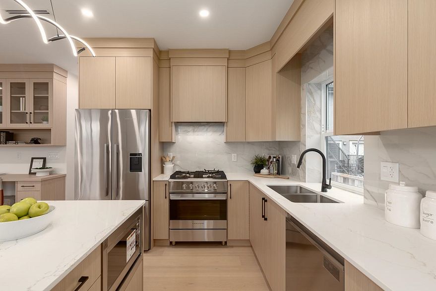 2 3506 E Pender Street