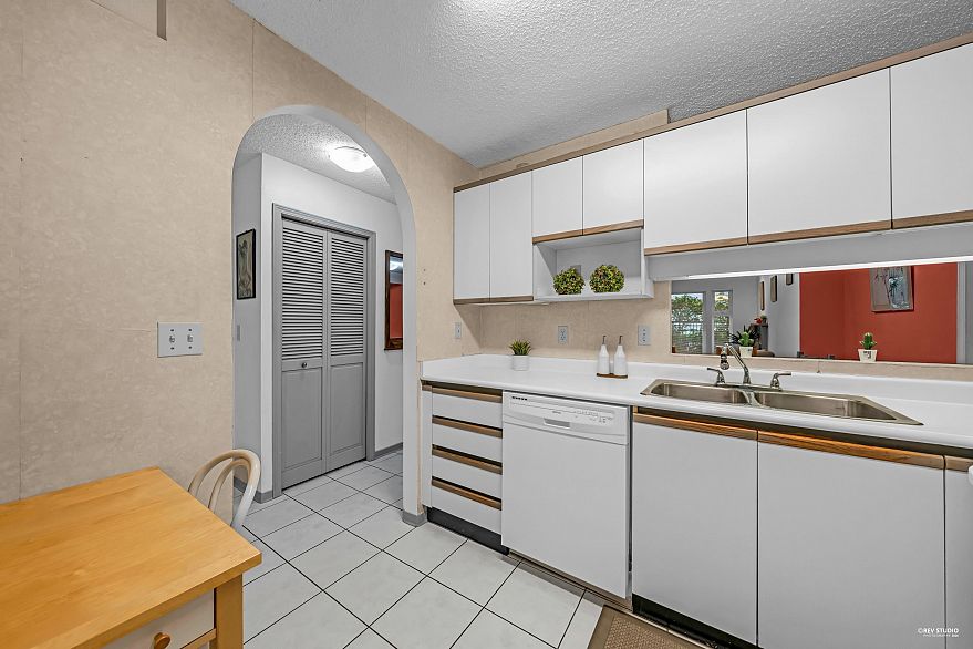 101 1924 Comox Street