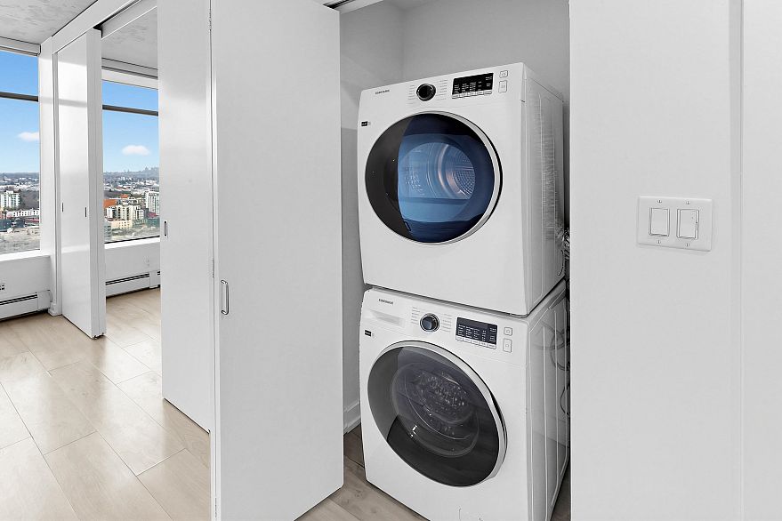 2702 108 W Cordova Street