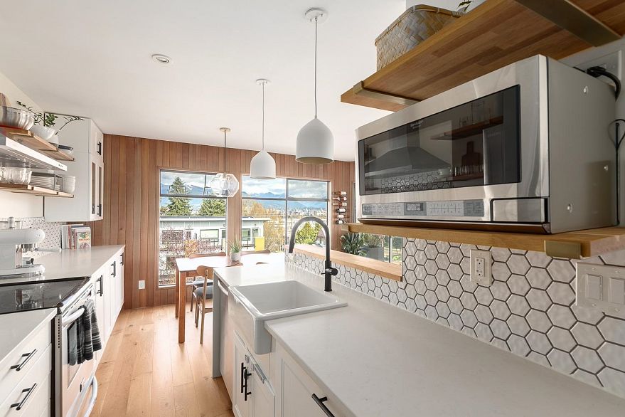 408 2222 Prince Edward Street