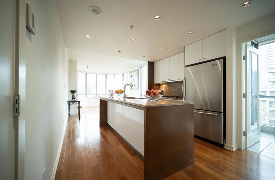 806 1005 Beach Avenue