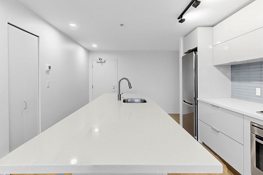 2702 108 W Cordova Street