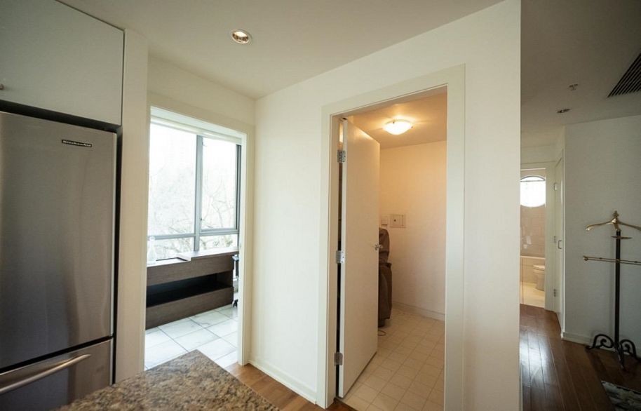 806 1005 Beach Avenue