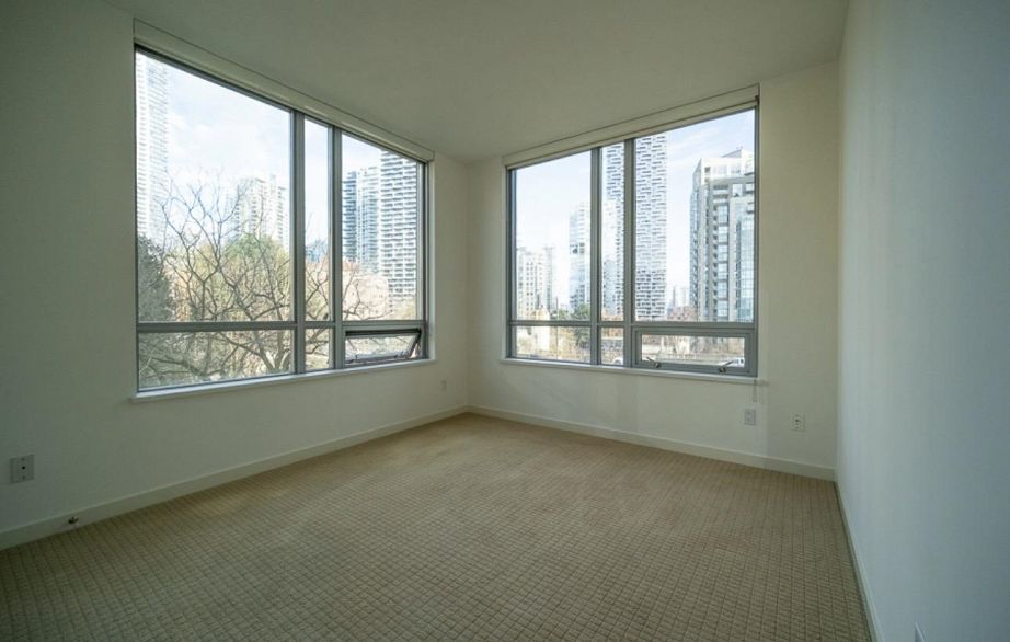 806 1005 Beach Avenue