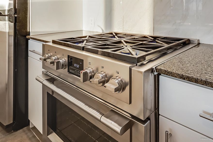 606 455 Beach Crescent