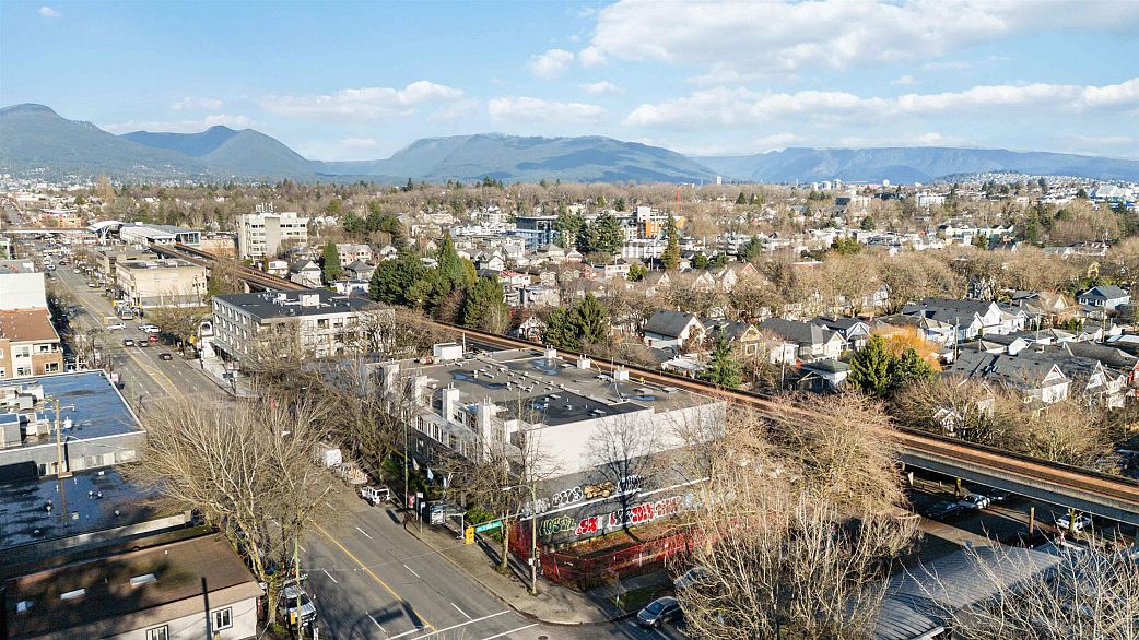 303 2928 Commercial Drive