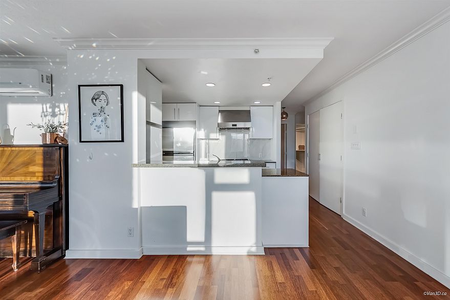 606 455 Beach Crescent