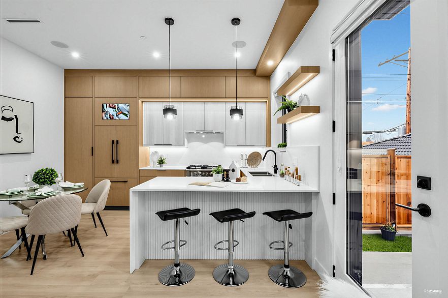 2 1020 Nootka Street