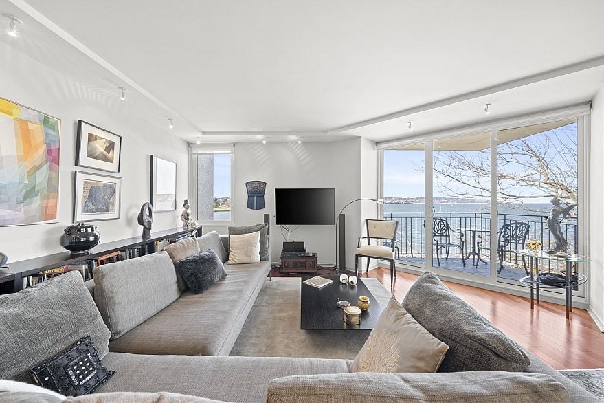 402 1575 Beach Avenue