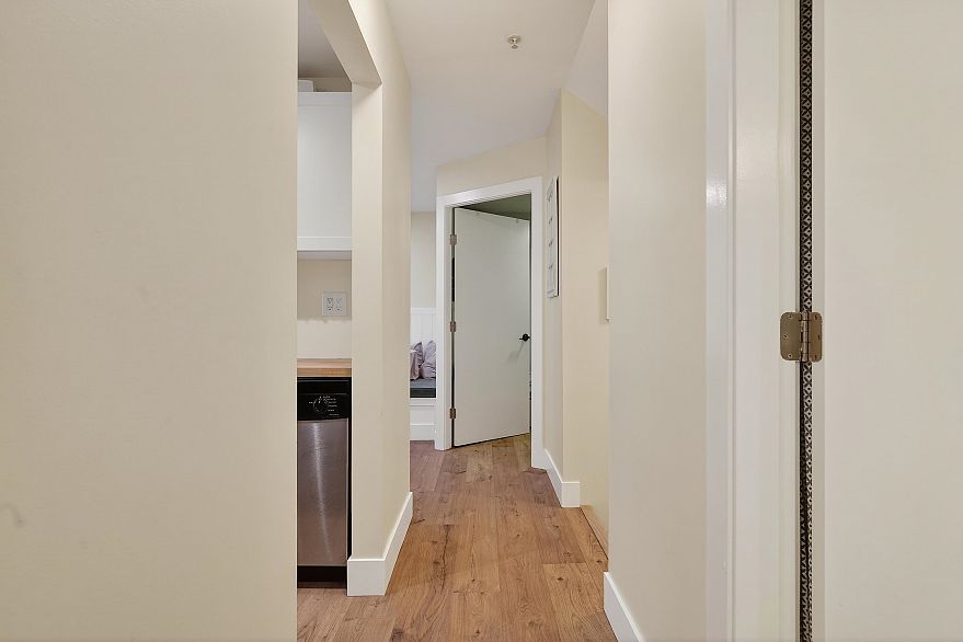 202 1280 Nicola Street