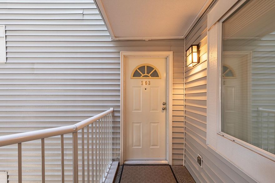 203 876 W 14th Avenue