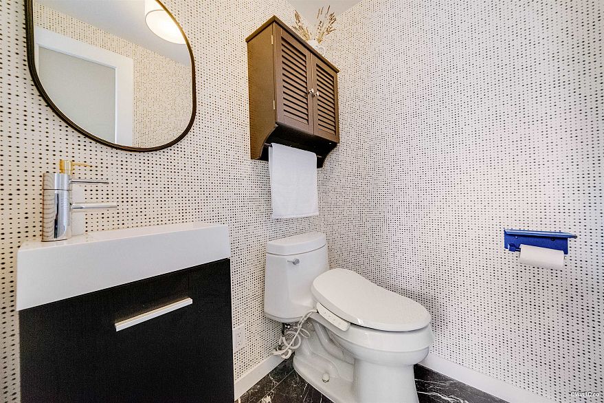 F7 1100 W 6th Avenue