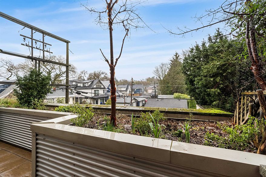 208 2250 Commercial Drive